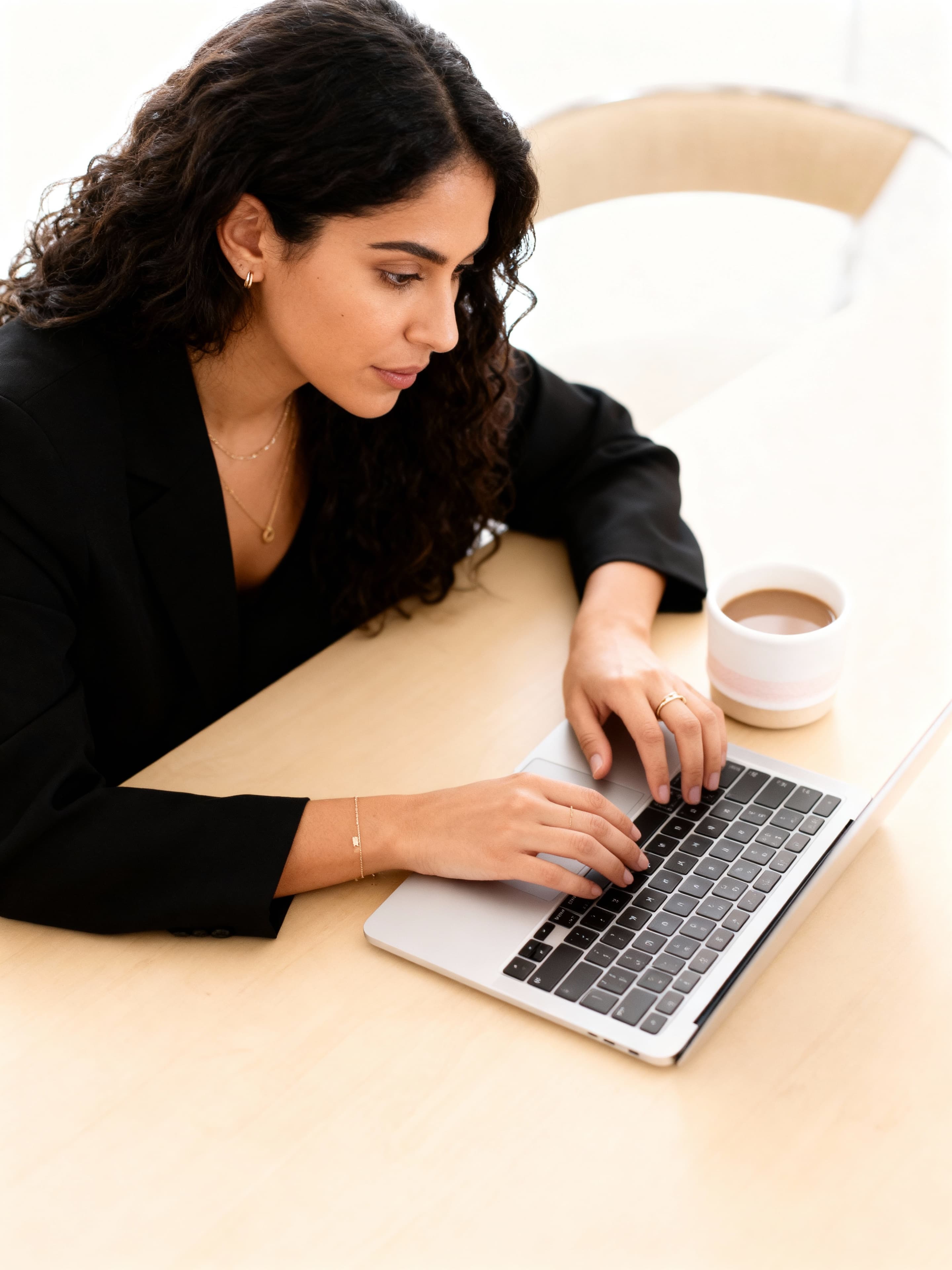 Community manager gestionando redes sociales